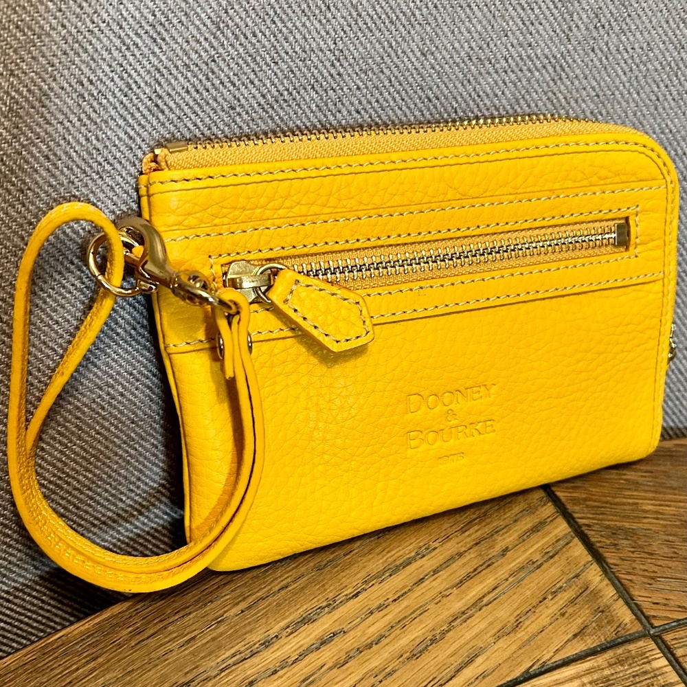 Dooney & Bourke Wristlet in Palomino